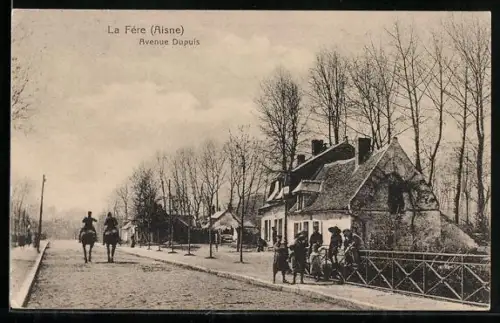 AK La Fère /Aisne, Avenue Dupuis avec cavaliers et passants devant des maisons en hiver