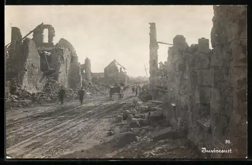 AK Juvincourt, Ruines après la guerre avec des soldats marchant dans la rue détruite