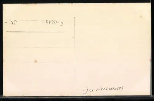 AK Juvincourt, Ruines après la guerre avec des soldats marchant dans la rue détruite