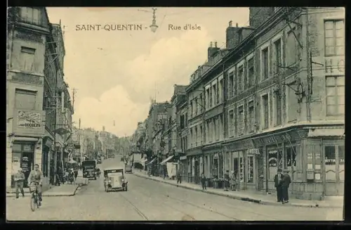 AK Saint-Quentin, Rue d`Isle avec voitures et cyclistes dans une scène animée de rue