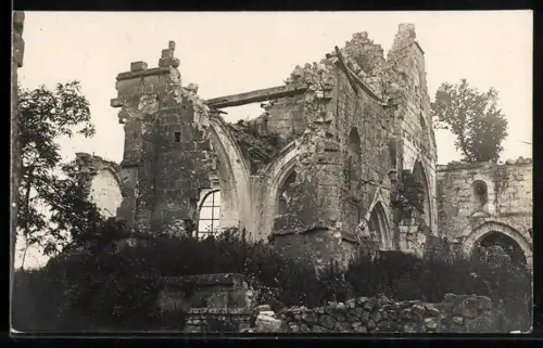 Foto-AK Missy, Zerschossene Kirche im Ort