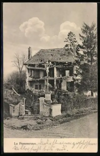 AK La Pommeraye, Maison ancienne avec croix en pierre devant