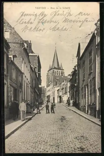 AK Vervins, Rue de la Liberté avec vue sur le clocher et passants