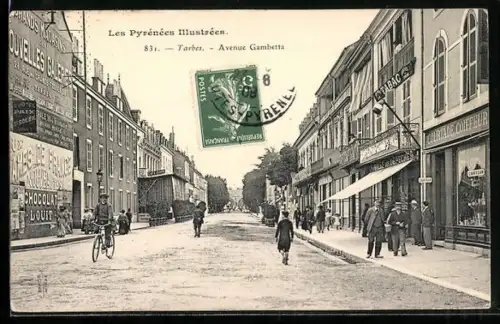 AK Tarbes /Les Pyrénées, Avenue Gambetta animée avec passants et cyclistes