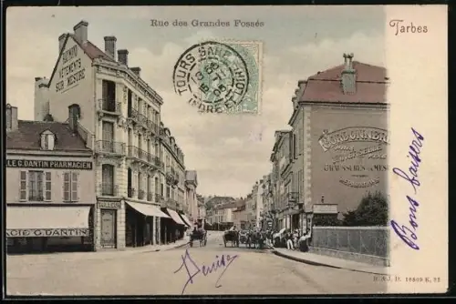 AK Tarbes, Rue des Grandes Fossés avec boutiques et passants