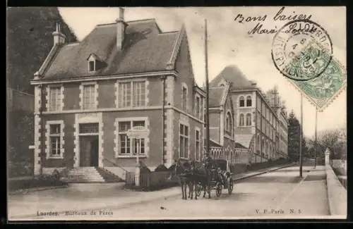 AK Lourdes, Bureaux de Pères avec calèche devant le bâtiment