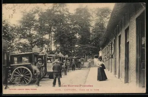 AK Capvern /Hautes-Pyrénées, Cour de la Gare avec diligences et passants