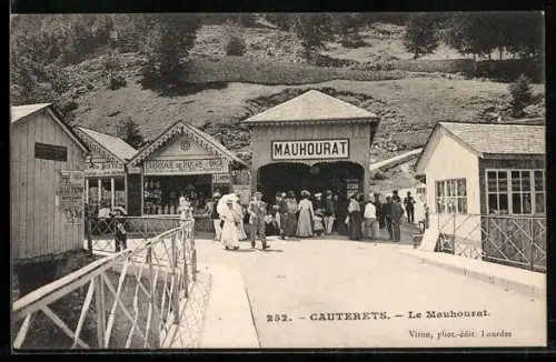 AK Cauterets, Le Mauhourat avec visiteurs et boutiques animées