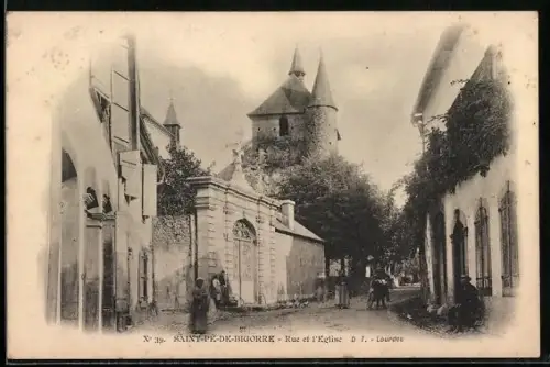 AK Saint-Pé-de-Bigorre, Rue et l`Église avec vue sur les tours historiques
