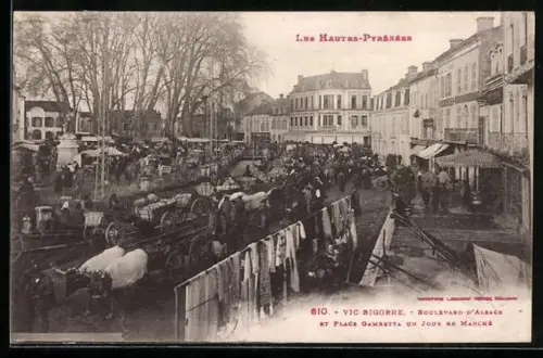 AK Vic-Bigorre /Hautes-Pyrénées, Boulevard d`Alsace et Place Gambetta un jour de marché