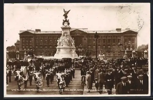 AK London, Victoria Memorial, Buckingham Palace and Guards Band passing
