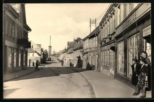 AK Penzlin, Strassenpartie Warener Strasse mit Passanten