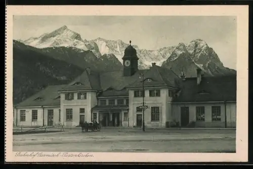 AK Garmisch-Partenkirchen, Bahnhof mit Alpspitze u. Höllentalferner, Pferdekutsche
