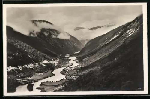 AK Aandalsnaes, Ortsansicht mit weitem Blick ins Tal, Bergpanorama, tiefhängende Wolken