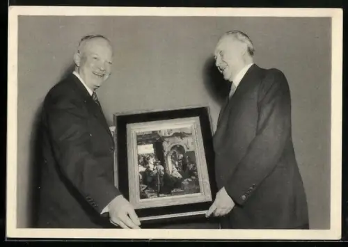 AK Bei seinem Staatsbesuch in Amerika überreicht Bundeskanzler Adenauer Präsident Eisenhower ein Gemälde