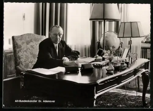 AK Bundeskanzler Konrad Adenauer sitzt am Schreibtisch