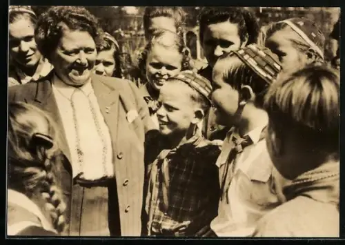 AK Rosa Thälmann im Kreis Junger Pioniere, Dresden 1952