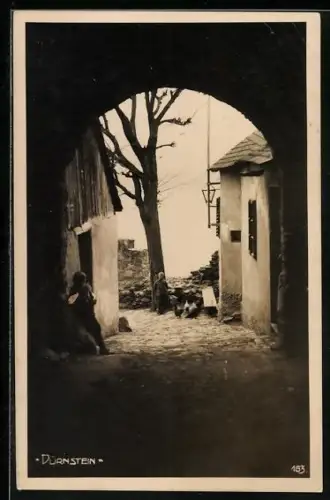 AK Dürnstein, Tordurchblick in eine Strasse