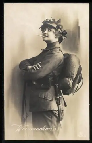 AK Junge Soldatin in Uniform mit Gepäck und Zigarette, Wir machen`s!