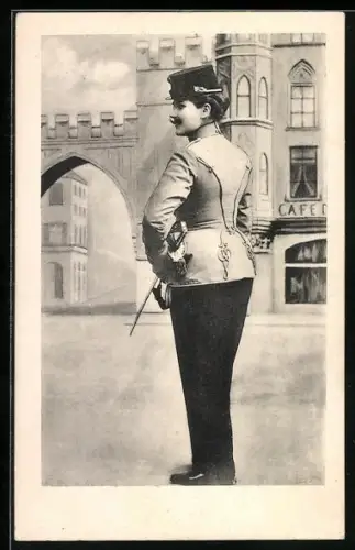 AK Soldatin in Uniform mit Schirmmütze