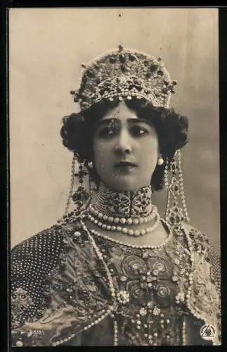 AK Reich mit Schmuck behangene Tänzerin Otero im Kostüm