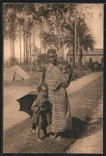 AK Kwango, Mission des RR. PP. Jésuites, Maman et ses enfants venant à la messe