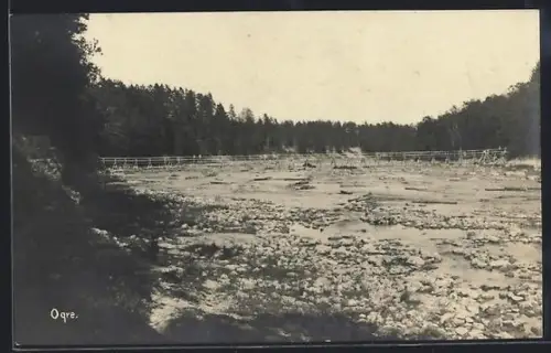 AK Ogre, Flusspartie mit Fussgängerbrücke und bewaldeten Ufern