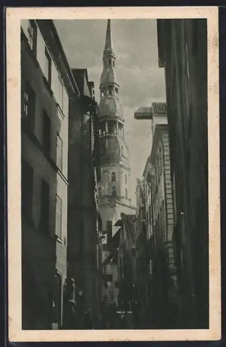 AK Riga, Kleine Münzstrasse mit Blick auf den St. Petrikirchturm