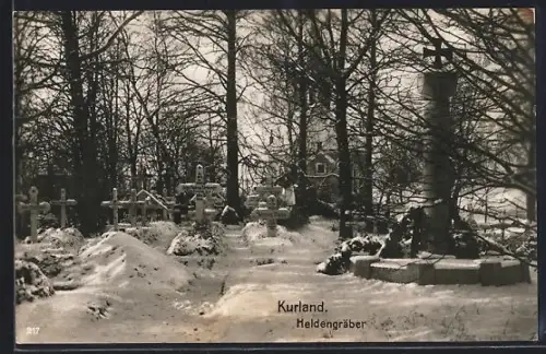 AK Kurland, Gräber deutscher Soldaten, Denkmal mit Eisernem Kreuz im Winter