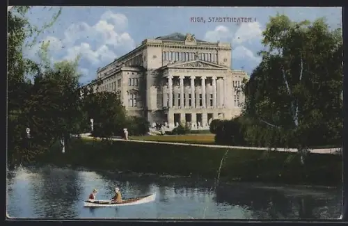AK Riga, Stadttheater mit Anlagen, Gewässer mit Ruderboot