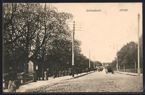 AK Mitau, Schlossdamm mit Passanten