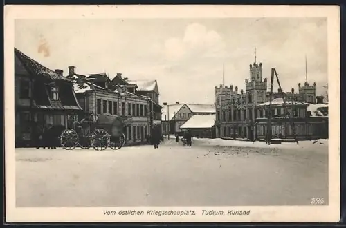 AK Tuckum /Kurland, Teilansicht des Ortes, Platz mit bespanntem Wagen