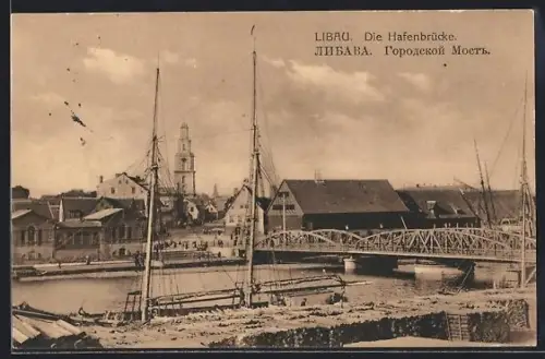 AK Libau, Hafenbrücke, Zwei-Mast-Segelschiff am Kai