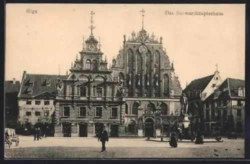 AK Riga, Das Schwarzhäupterhaus mit Passanten