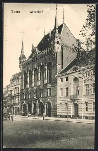 AK Thorn / Torun, Strassenpartie mit Artushof und Königlichem Haupt-Zollamt
