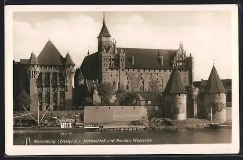 AK Marienburg /Westpr., Hochschloss und Remter, Westseite, Flussfrachtschiff am Ufer