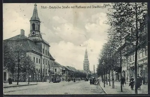 AK Tilsit, Deutsche Strasse mit Rathaus und Stadtkirche, Strassenbahn