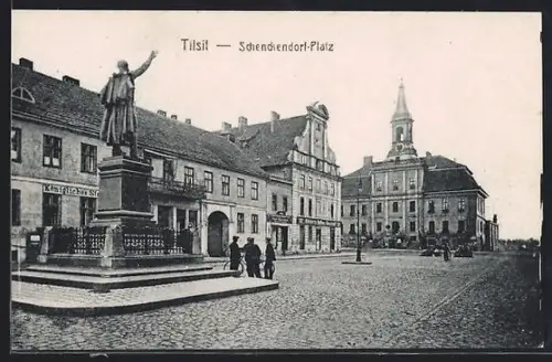 AK Tilsit, Schenckendorf-Platz mit Standbild, Seefisch-Handlung und Café