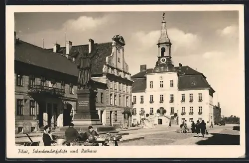 AK Tilsit, Schenkdendorfplatz und Rathaus, Marktstand