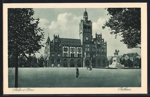 AK Stolp i. Pom., Rathaus mit Reiterstandbild