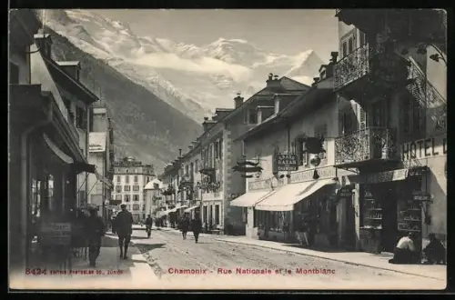 AK Chamonix, Rue Nationale et le Montblanc