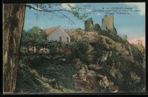 AK Crozant /Creuse, Les Ruines, côté Ouest, et l`Hôtel des Ruines