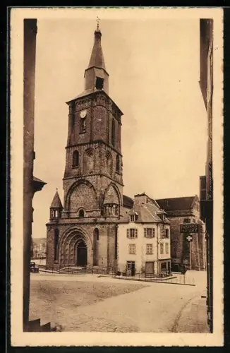 AK La Souterraine /Creuse, Église et place centrale avec bâtiments environnants