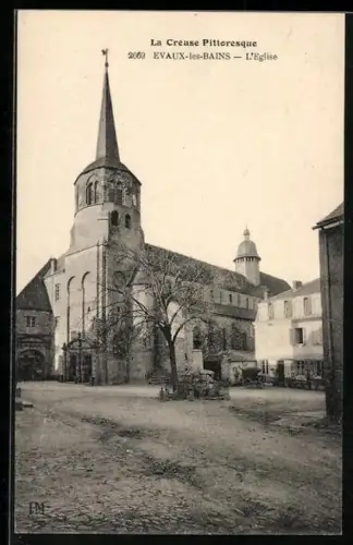 AK Évaux-les-Bains /Creuse, L`Église et la place centrale