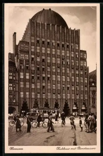 AK Hannover, Strassenbahn vor dem Hochhaus mit Planetarium