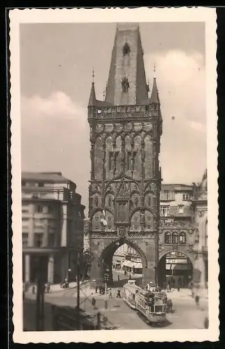 AK Prag, Strassenbahn vor dem Pulverturm