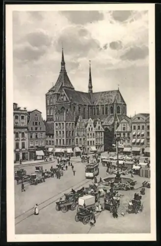 AK Rostock, Neuer Markt mit Strassenbahn und Leuten