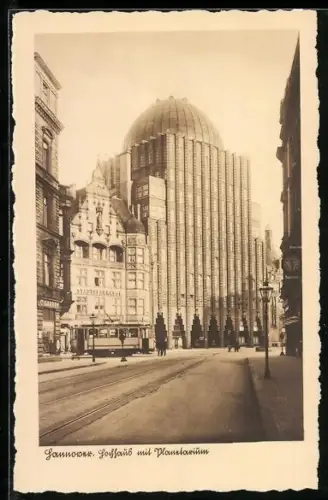 AK Hannover, Hochhaus mit Planetarium, Strassenbahn