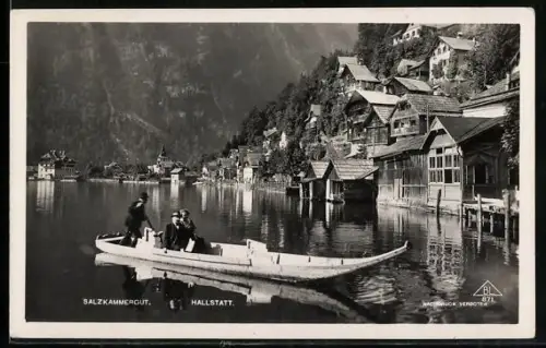 AK Hallstatt /Salzkammergut, Ortspanorama mit Bootspartie