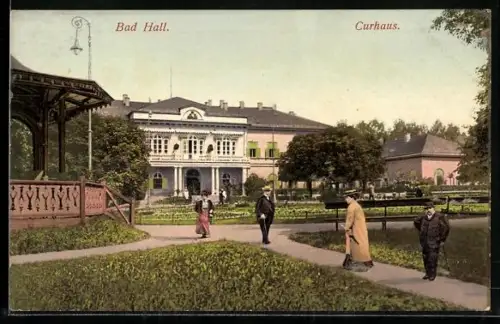 AK Bad Hall, Kurhaus mit Anlage und Spaziergängern